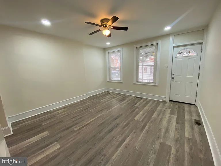 220 Pearl St — Photo 5
