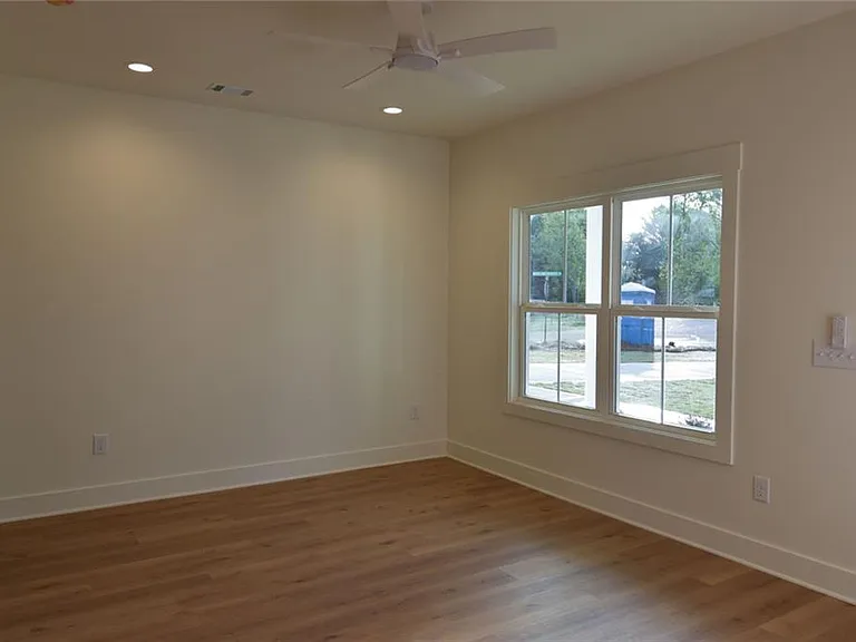 1070 Moreland Dr — Photo 8