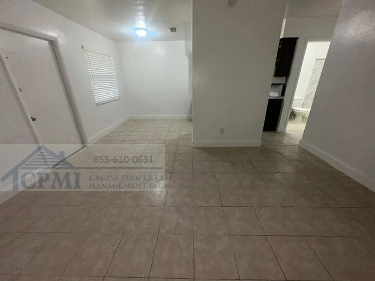 Building Photo - 4931 SW 65th Ave
