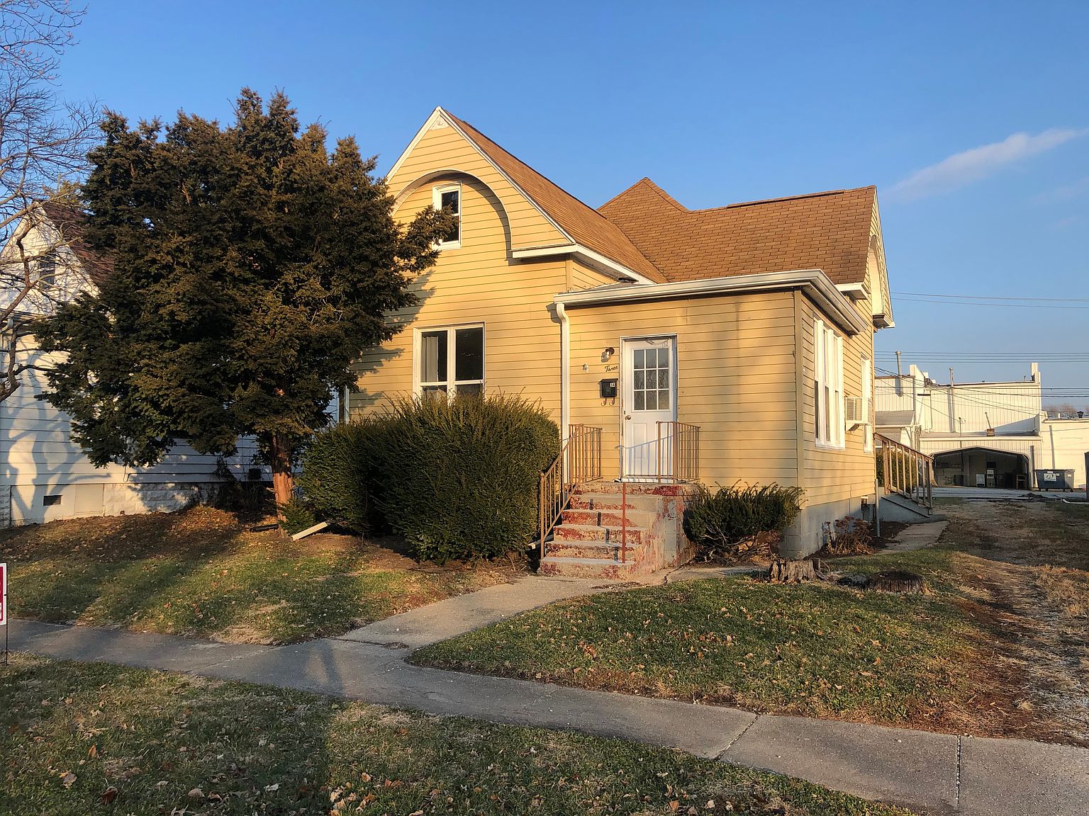 3 N Oak St, Villa Grove, IL 61956 Zillow