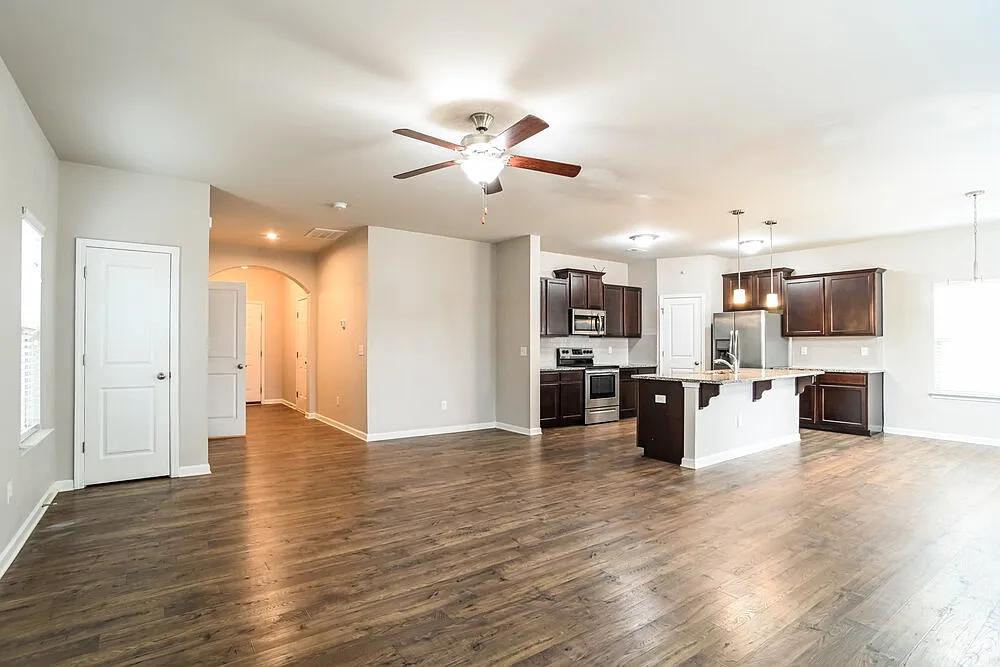 4 bed, 2.5 bath, 1998 sqft, $2,270 — Photo 4