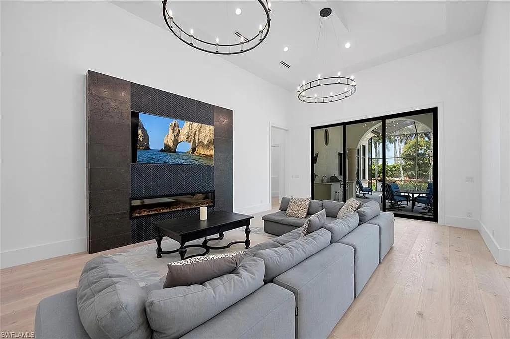 5 bed, 4.5 bath, 4152 sqft, $19,950 — Photo 3