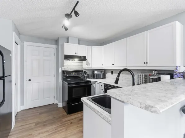 1179 Summerside Dr SW #11, Edmonton, AB T6X 1K1