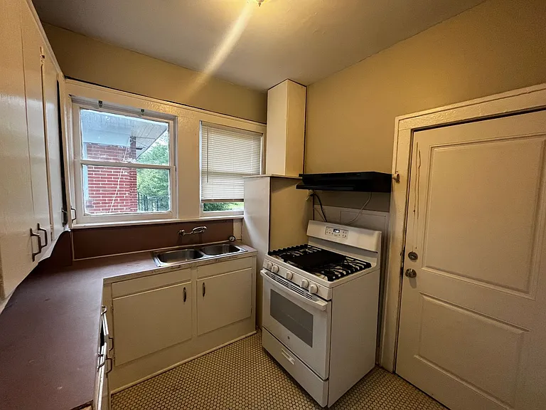 402 Egan St — Photo 3