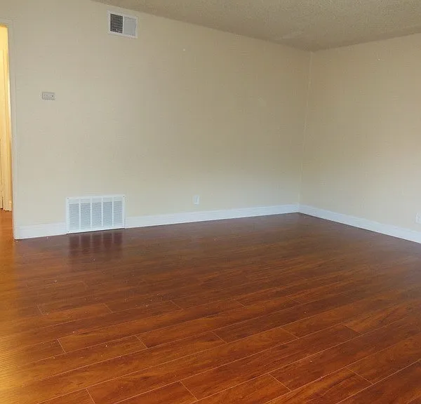 104 Redwood Ave — Photo 2