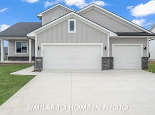 209 Timberview Cir, Pella, IA 50219