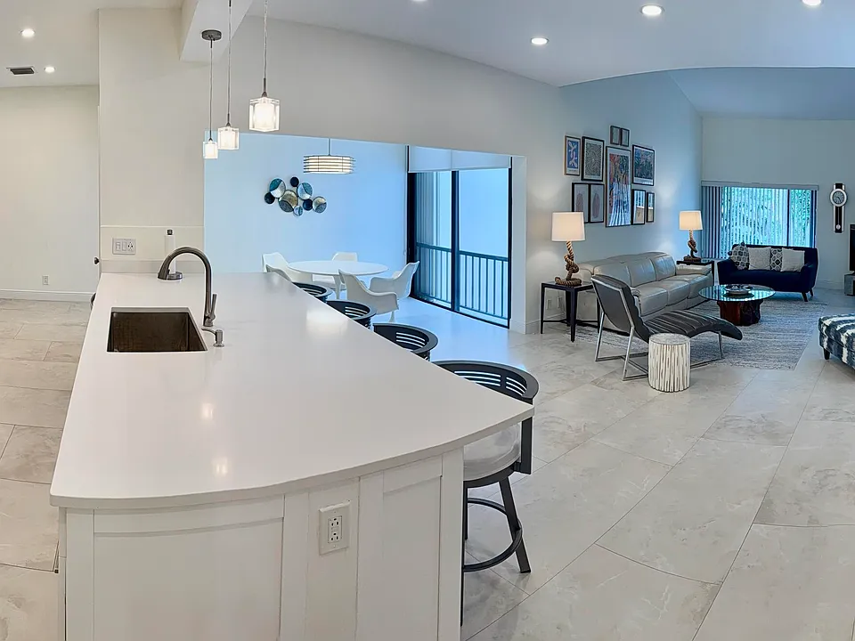 1640 Twelve Oaks Way #305