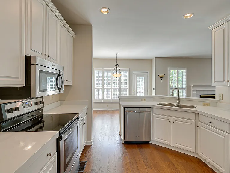 307 Devonshire Dr — Photo 10