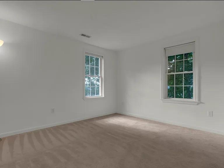 577 Winter St — Photo 5