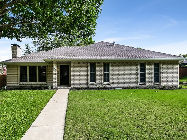 708 Village Green Dr — Photo 1