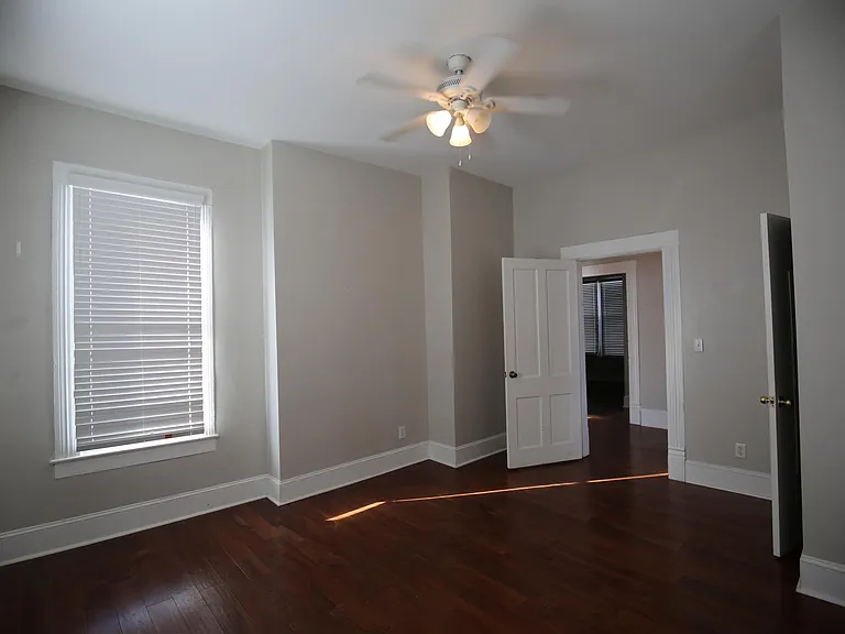 1128 E 8th St — Photo 13
