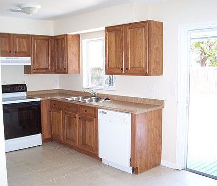 5th image of 4641 Carmel St