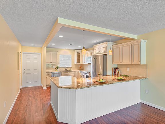 2nd image of 900 Jasmine Ln #203
