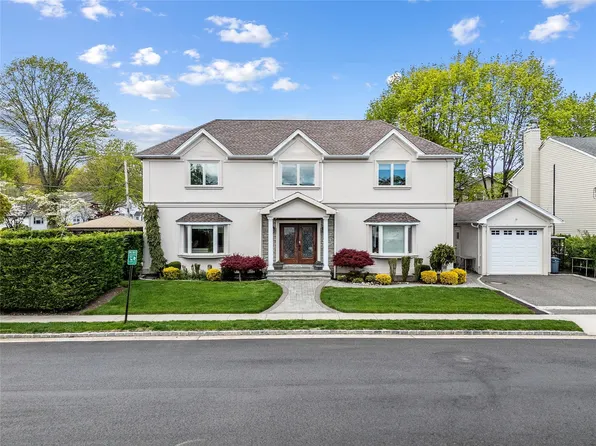 37 Maple Street, Roslyn Heights, NY 11577