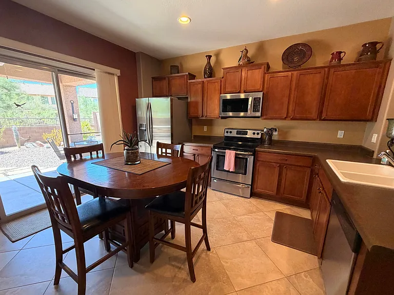 2312 N Hudson Dr — Photo 2