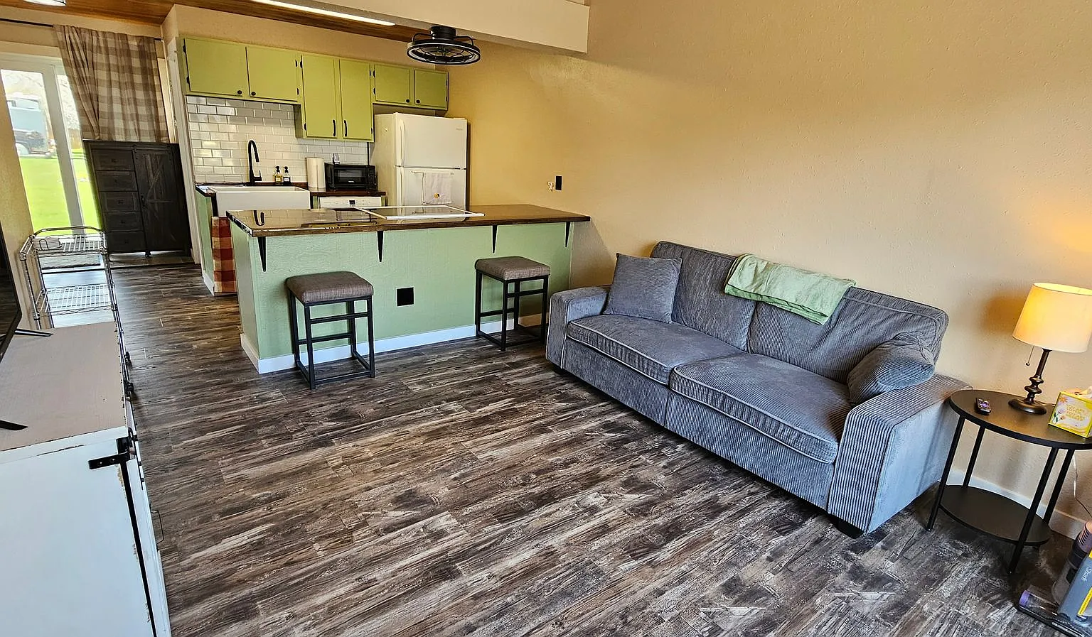 Fully Furnished, All Utilities Included, Dog Friendly 1 Bed 1 Bath Available Now! — Photo 1