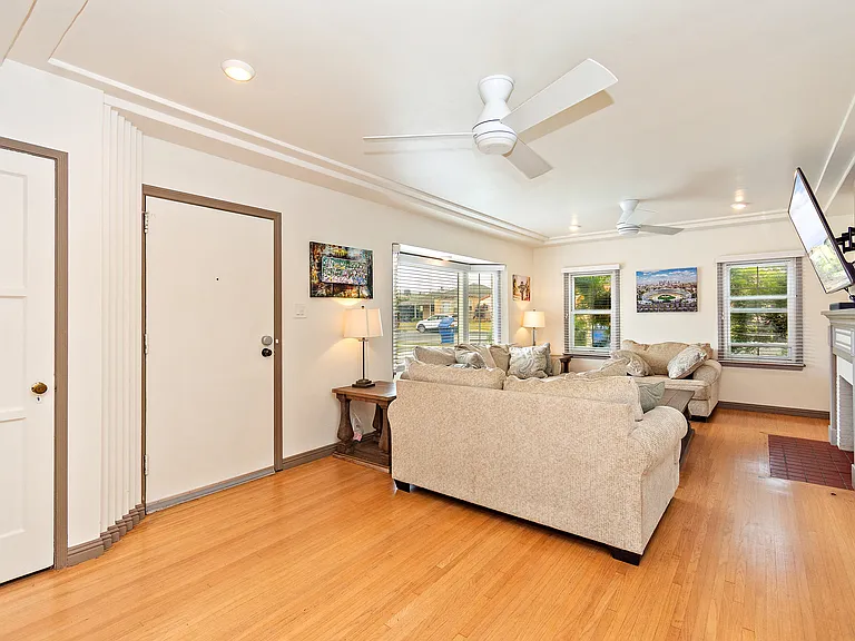 10206 S Hobart Blvd — Photo 10