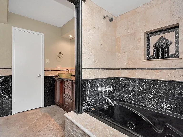 9811 Rocktree Dr — Photo 25