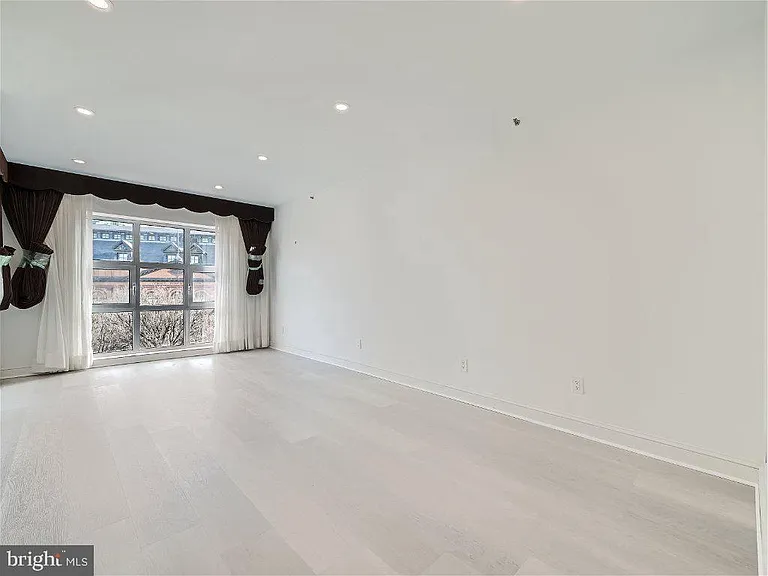 250 President St #211 — Photo 30