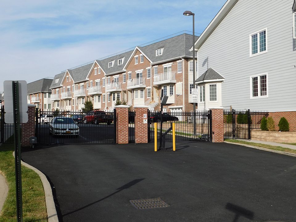 1st image of 328 Soundview Ln Room 5