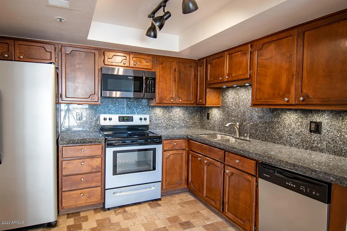 2 bed, 1.0 bath, 930 sqft, $1,600 — Photo 2
