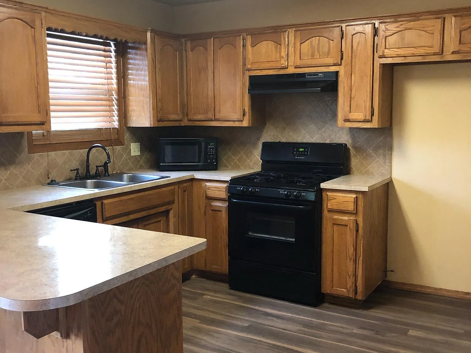 2913 Laura Ln — Photo 4