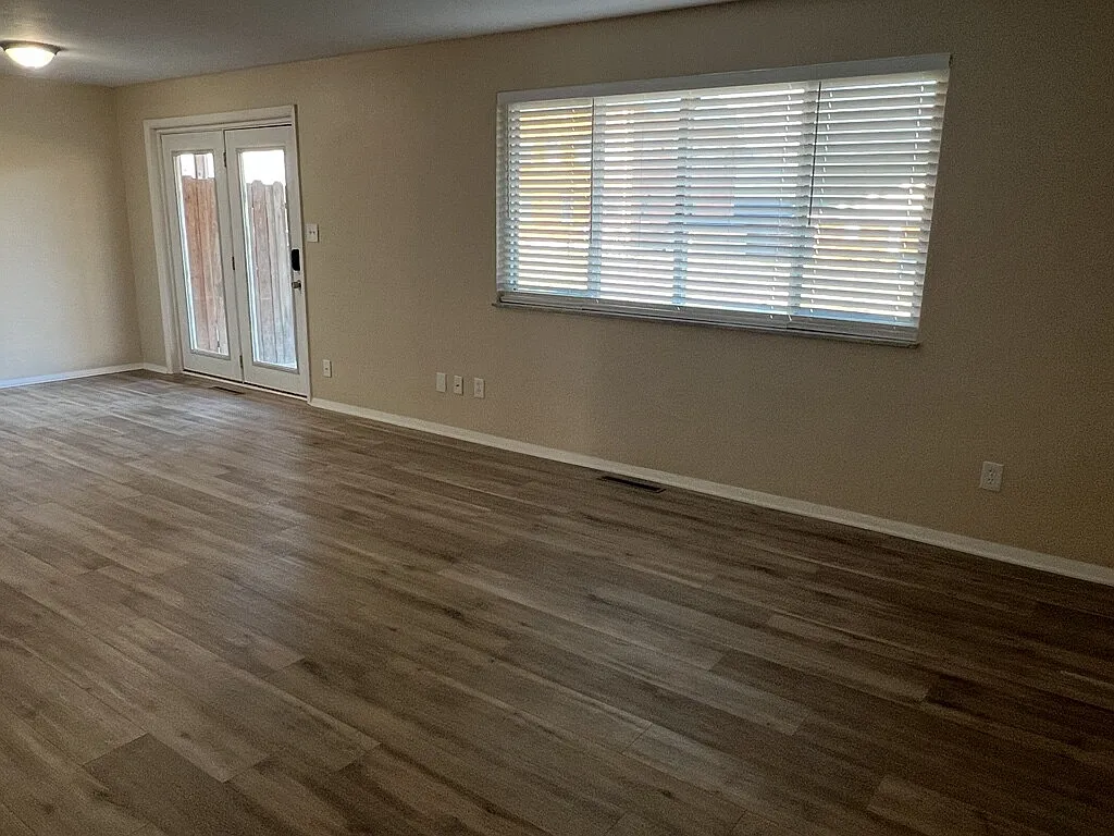 1025 E Pearl St Apt C — Photo 3