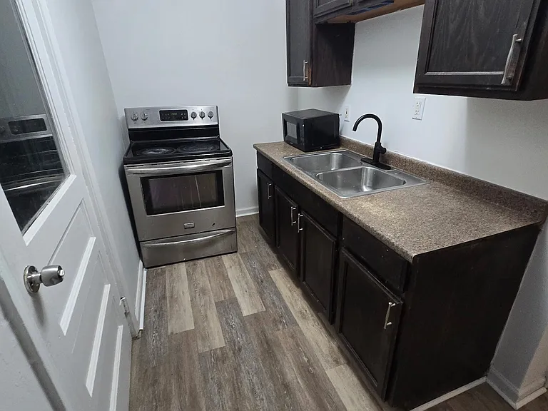 32 Clairmont Pl #B — Photo 2