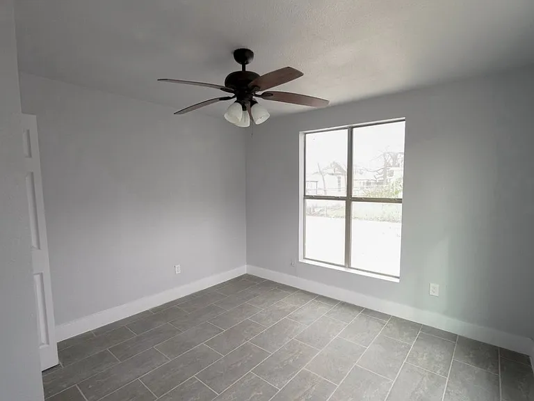 1139 Morales St — Photo 5