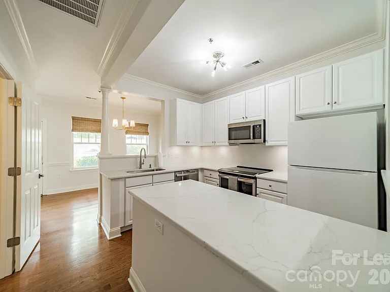 642 E 9th St — Photo 9