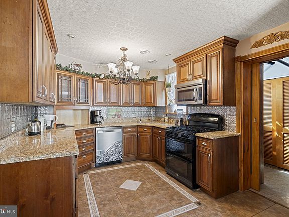 4th image of 896 Pine Hill Rd