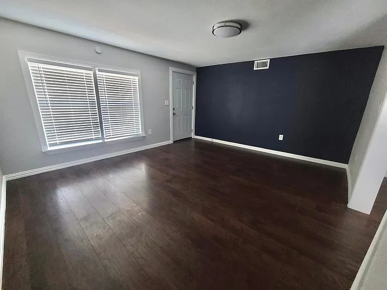409 W Pembroke Ave — Photo 3