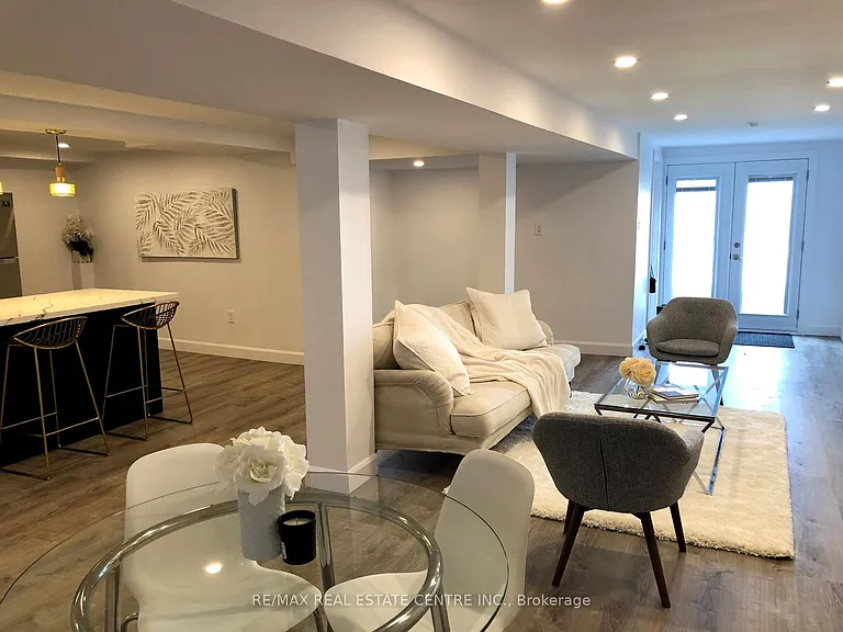 226 Howard Cres #LOWER — Photo 7