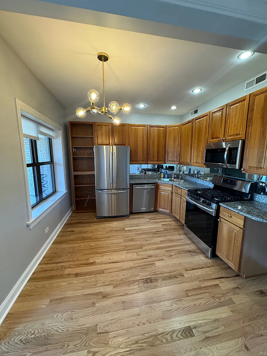 Building Photo - 1340 W Irving Park Rd #3