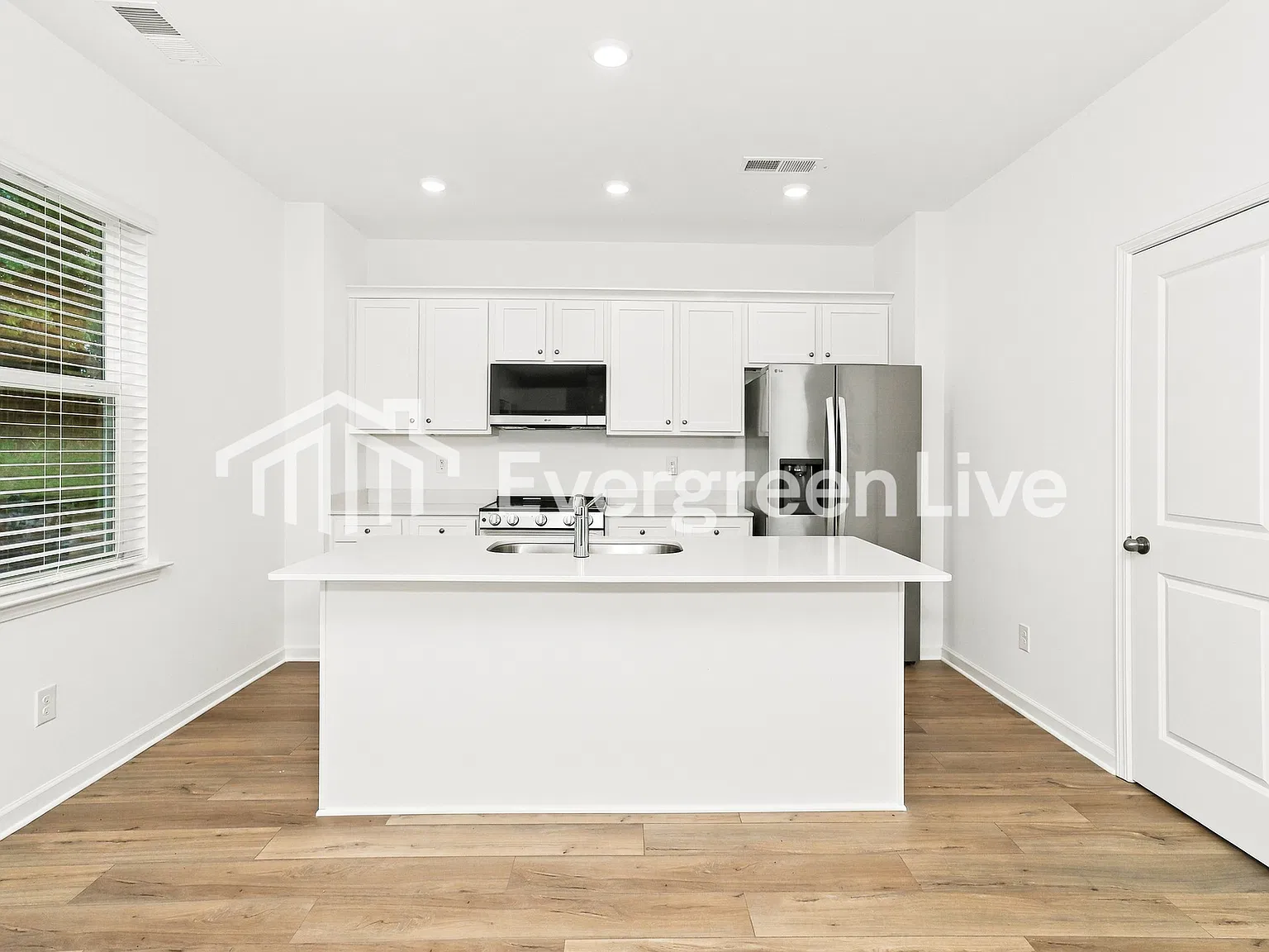 4 bed, 2.5 bath, 1809 sqft, $2,085 — Photo 4