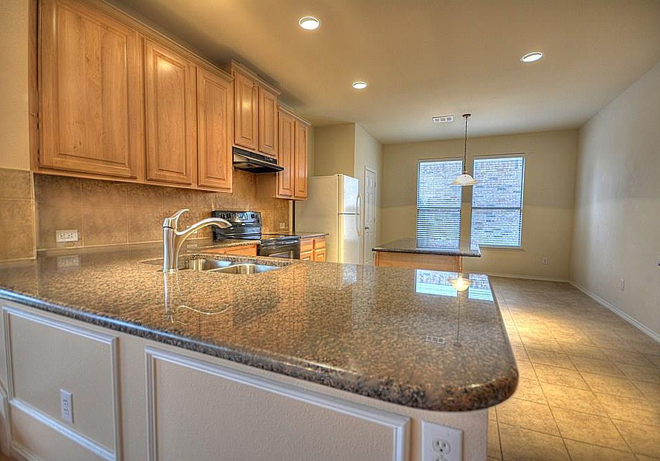 1st image of 831 Lake Forest Trl