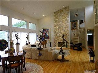 2nd image of 26 Overbrook Ln