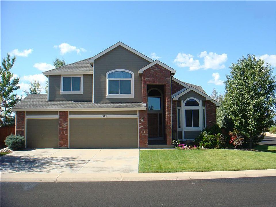 Contemporary 2-story house with 3-car garage