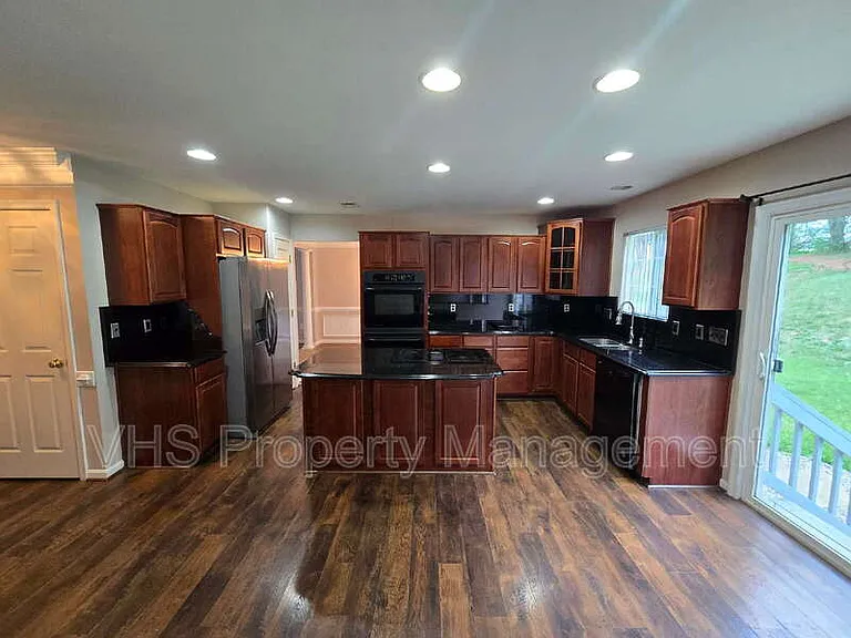 832 Fox Den Rd — Photo 12