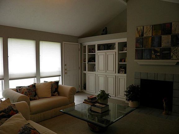 Great room, high ceilings, built ins, gas fireplace & ceiling fan