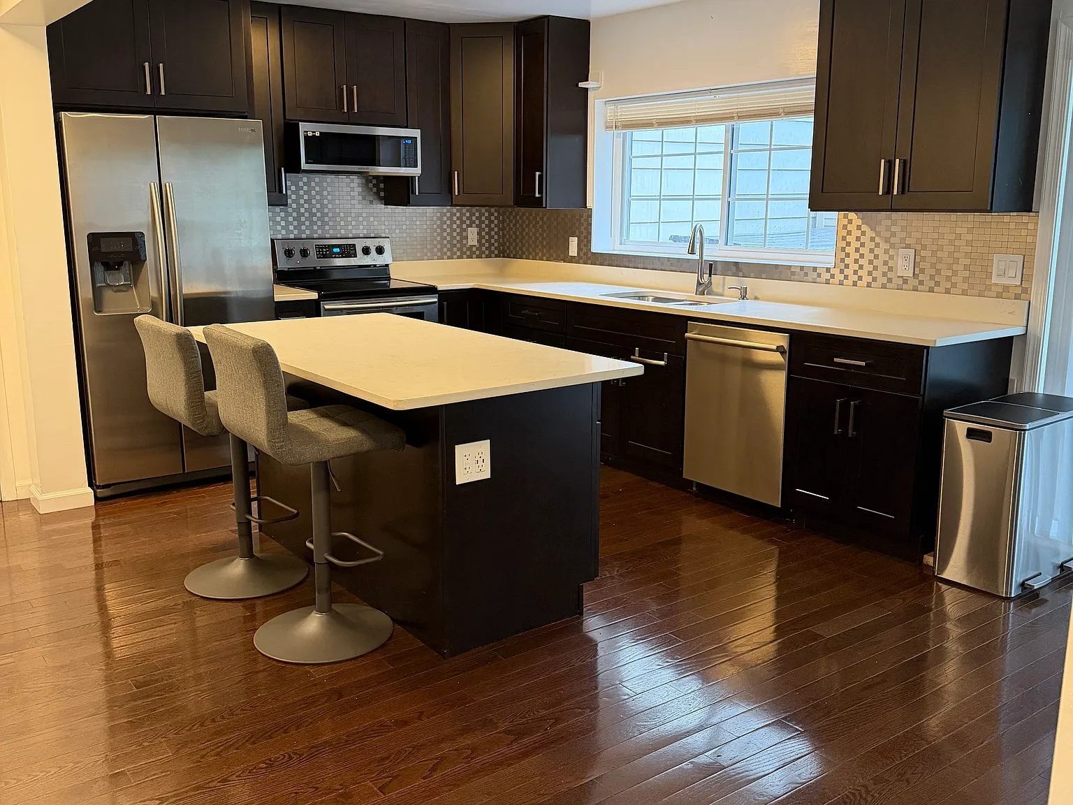 3 bed, 3.5 bath, 1380 sqft, $3,000 — Photo 2