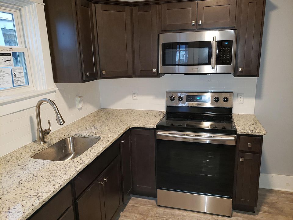 Kitchen with Soft-Close Doors and Drawers