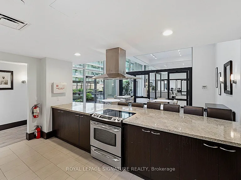 438 King St W #1417 — Photo 39