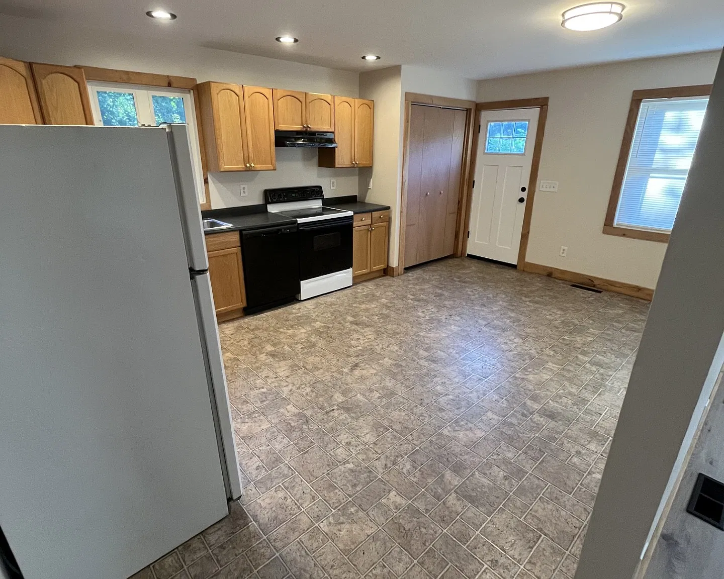 1181 Russell Rd — Photo 4