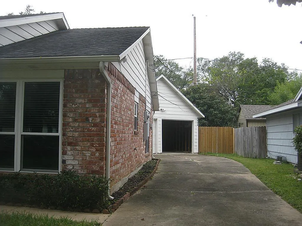 3 bed, 2.0 bath, 1666 sqft, $2,200 — Photo 2