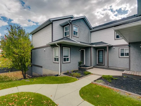 1205 E Signal Hill Grn SW, Calgary, AB T3H 2Y4