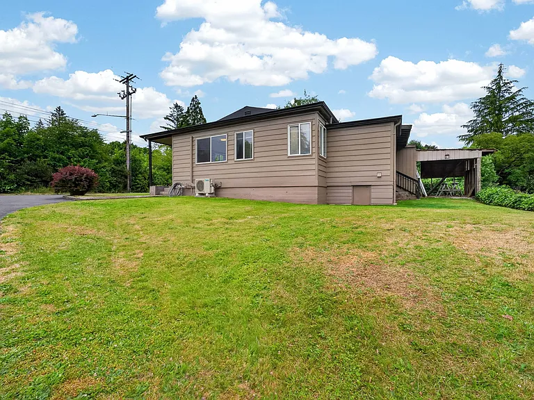 2401 NE Everett Rd — Photo 21