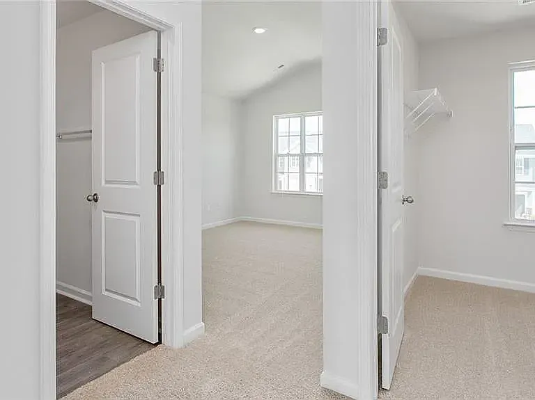 1310 Amberview Ln — Photo 2