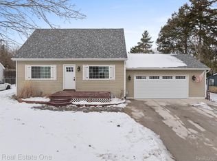 7489 Garland Ave, Brighton, MI 48116