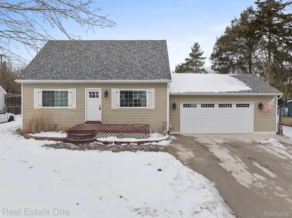 7489 Garland Ave, Brighton, MI 48116
